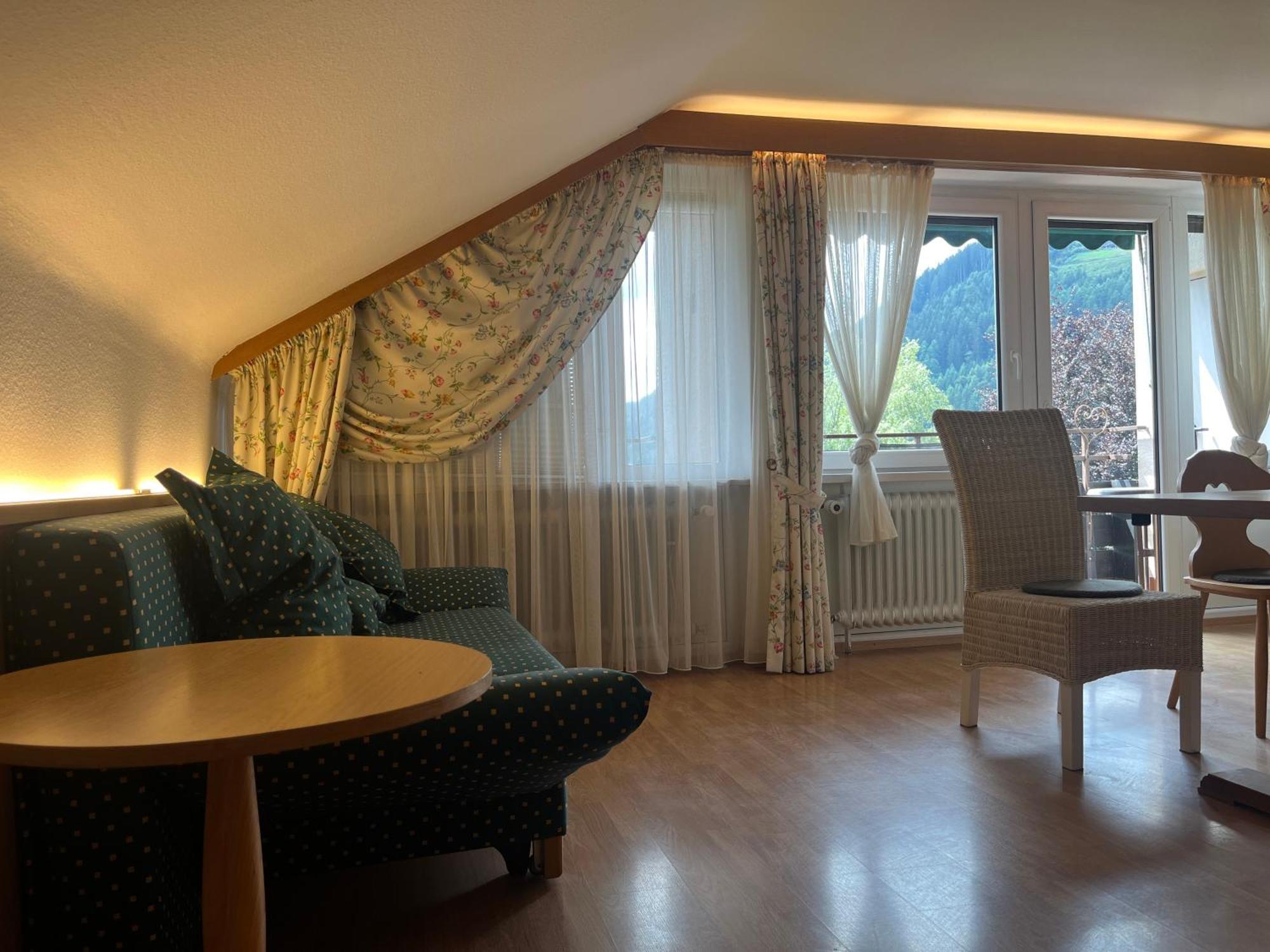 Ferienwohnungen Wellness Goldener Hahn Baiersbronn Zimmer foto
